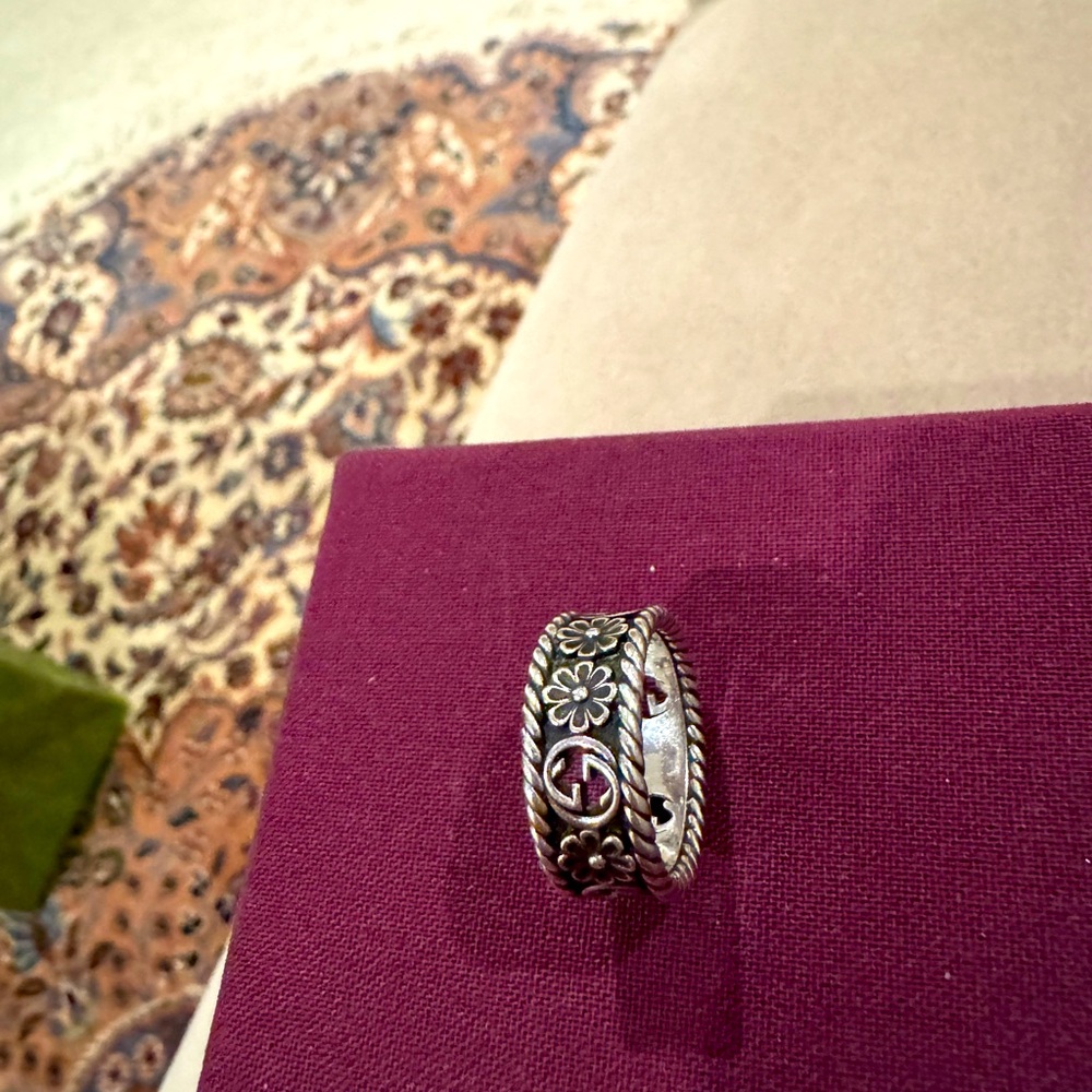 Gucci Silver Filigree Ring with Intricate Design